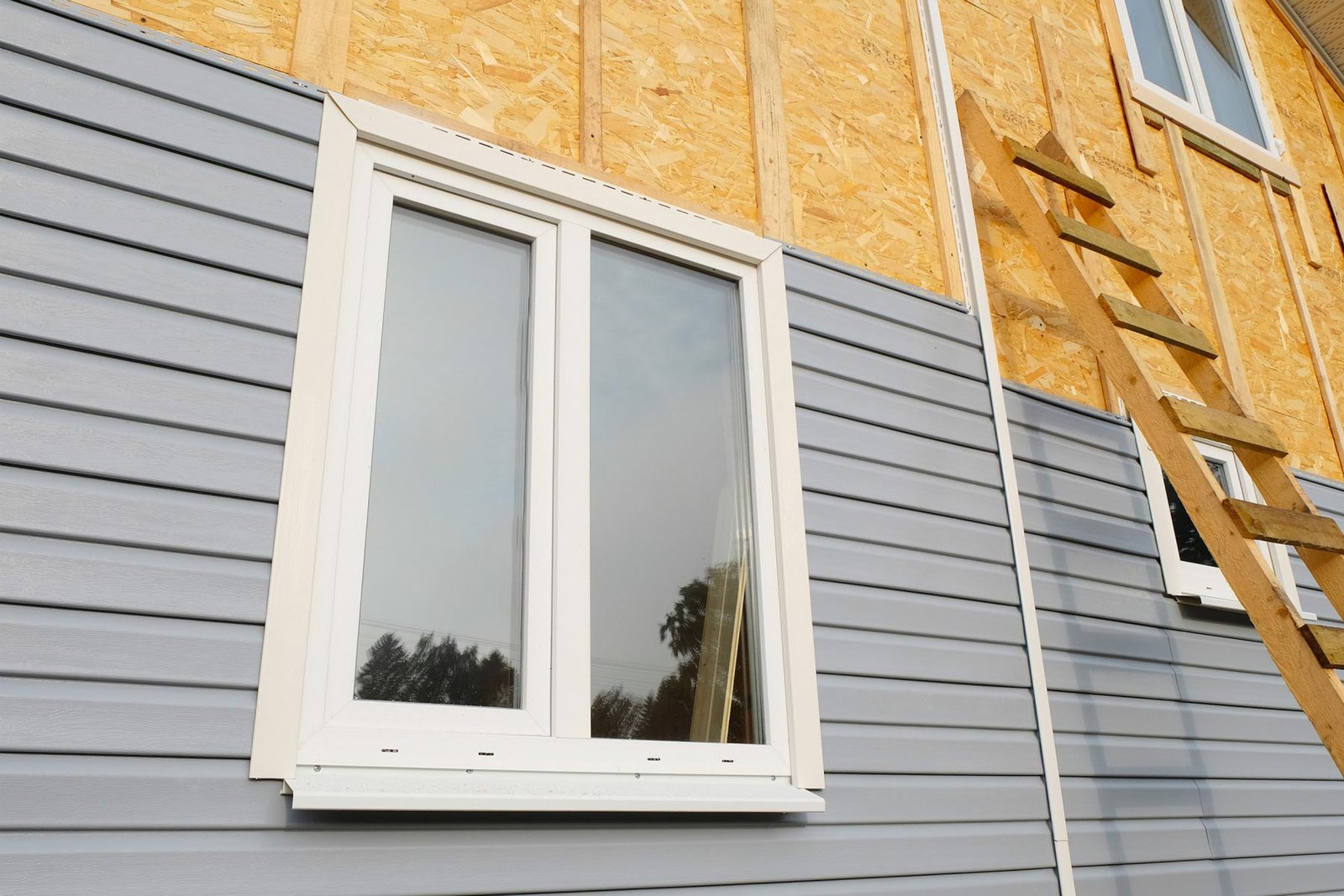 homeguide-contractor-partially-replacing-damage-siding